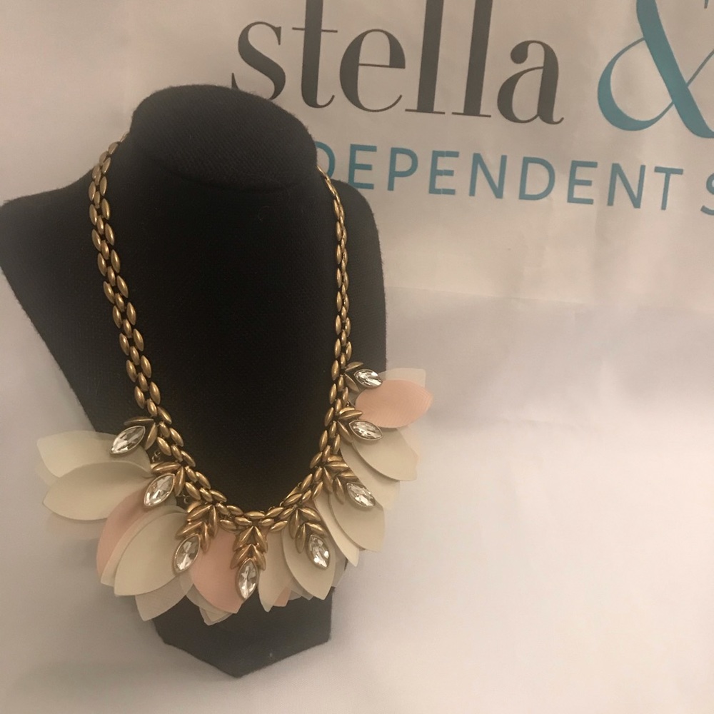 Stella and Dot Birdie necklace
